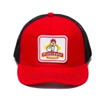 Gorra roja con el logo de Pollo Feliz.