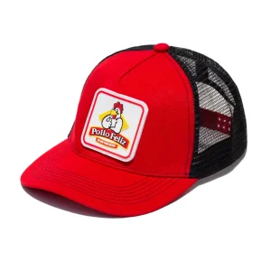 Gorra roja con el logo de Pollo Feliz.