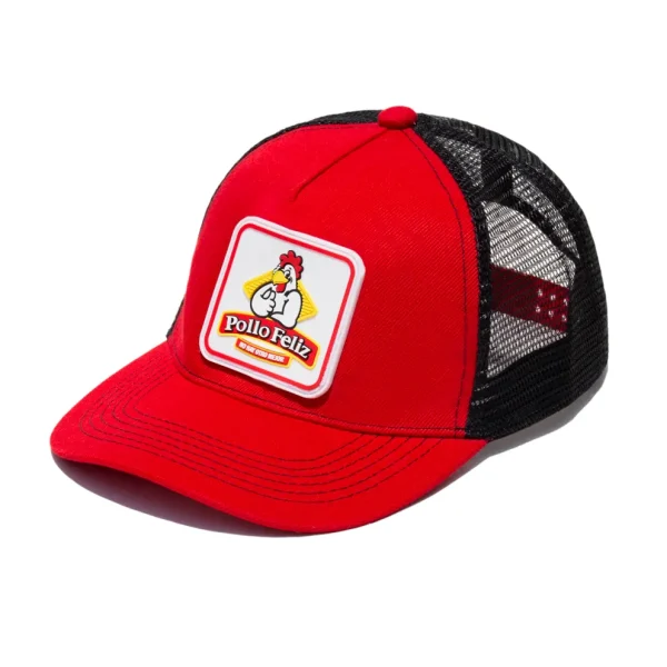 Gorra roja con el logo de Pollo Feliz.