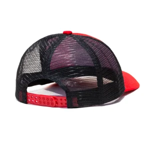Gorra roja con el logo de Pollo Feliz.