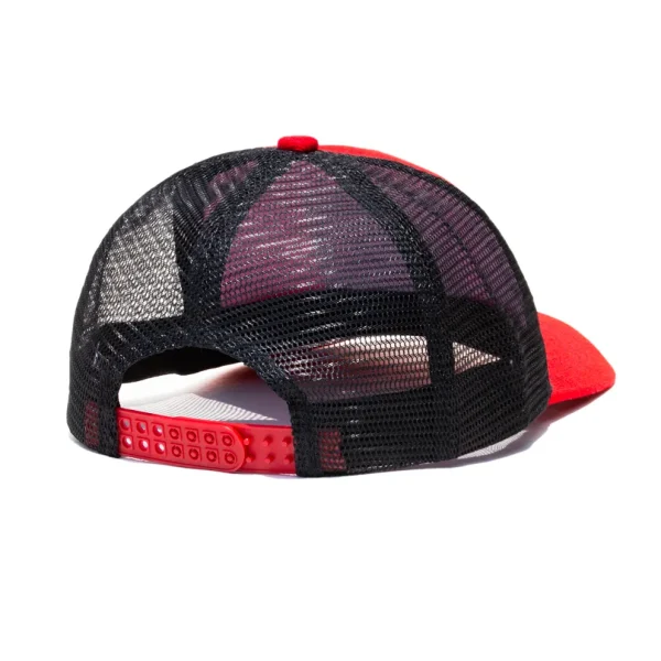 Gorra roja con el logo de Pollo Feliz.