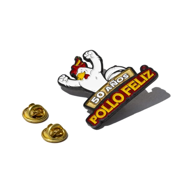 Pin del 50 aniversario de Pollo Feliz.